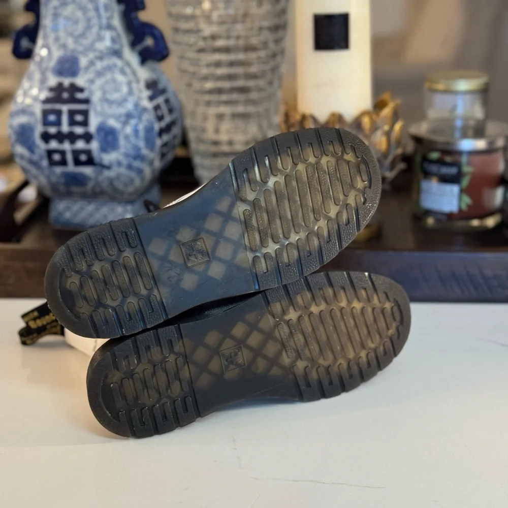 🤍 DR. MARTENS WHITE LEATHER LACE UP ANKLE BOOTS! - Picture 6 of 9